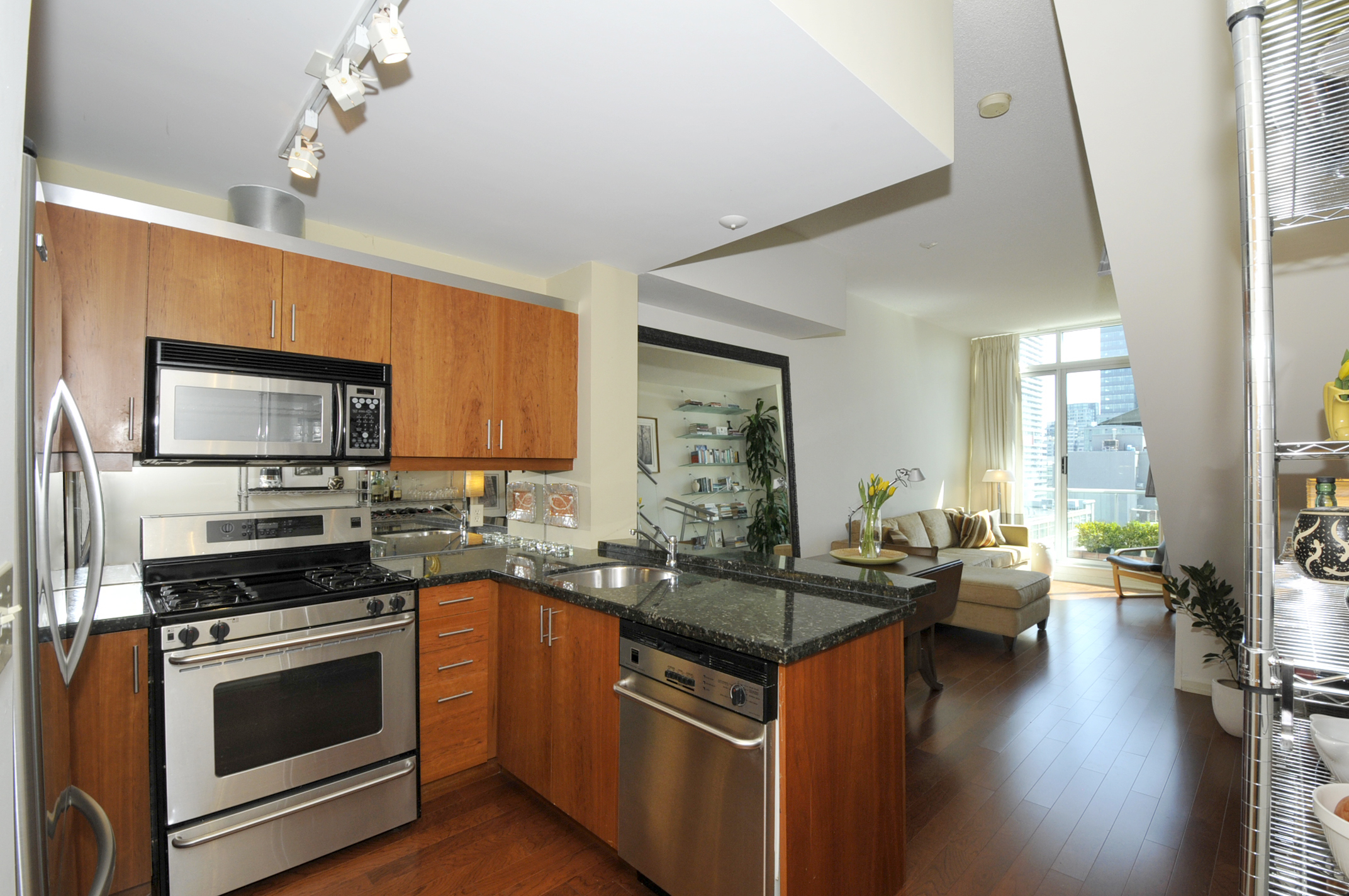 Kitchen:Living Rm, 388 Richmond St W, #1111, Luba Beléy .jpg