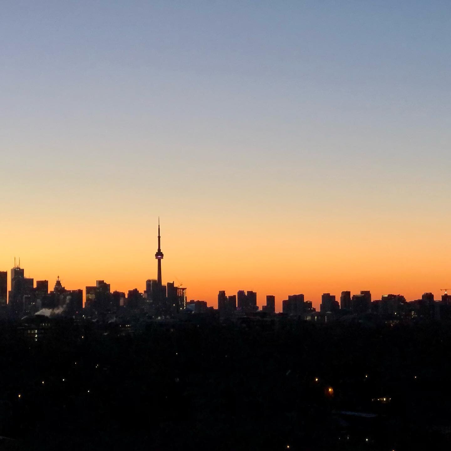 Good morning Toronto! 
Make it a Great Day! 🧡❤️
Sunrise at 7 am

#makeitagreatday #grateful #greatday
#lovemycity #lovetoronto,  #torontolife #torontoliving #toronto #highpark #bloorwestvillage