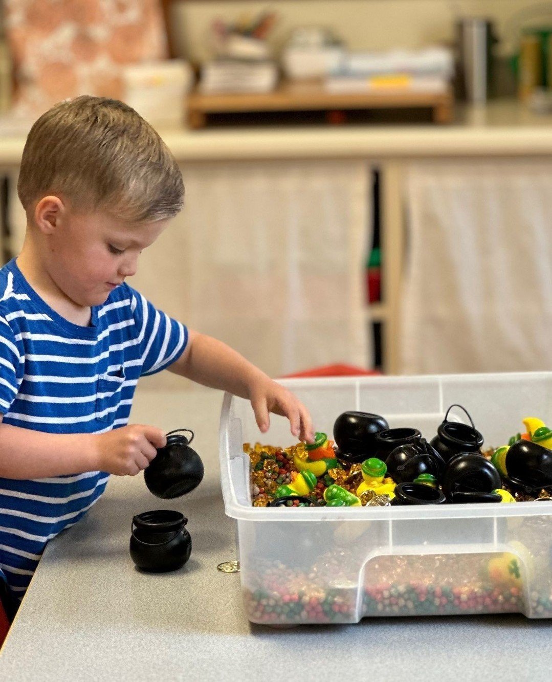 Play-based learning often falls under guided play because it mixes structured and unstructured play elements. Like in unstructured play, kids control their activities, but adults are more present and offer learning opportunities. Teachers might ask q