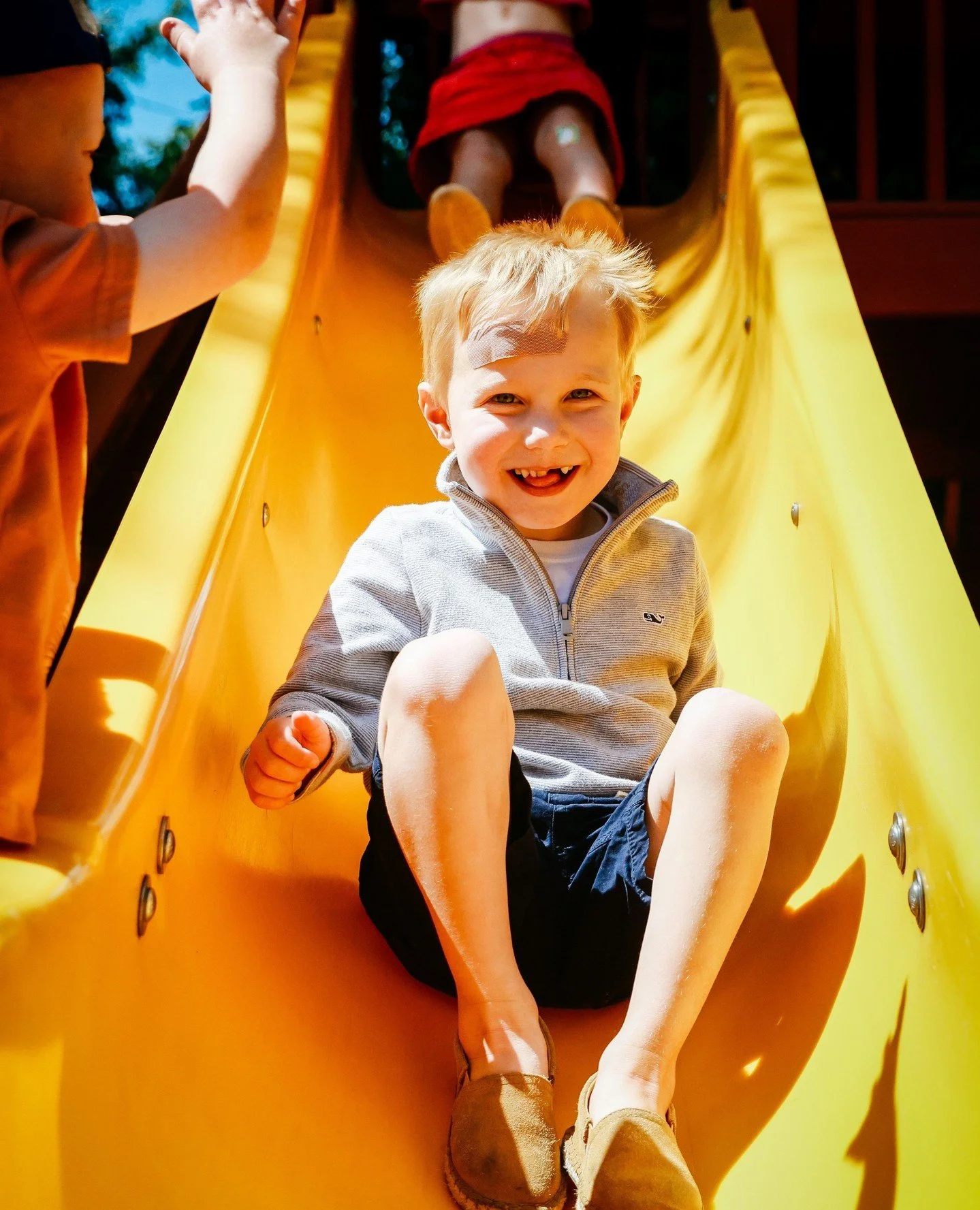 Beginning a new preschool year with a play-based curriculum and a Responsive Classroom approach dramatically reduces back-to-school anxiety. This combination transforms the classroom into an emotionally secure, language-rich community, fostering &quo