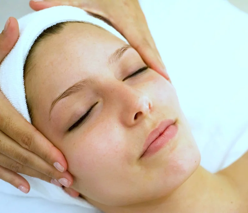 BRIGHTENING FACIAL From green coffee & cranberries to chocolate & cherries, this indulgent treatment provides a surge of antioxidants to help ward off environmental pollutants. Brighten & restore your skin's suppleness with rich vitamins & nutrients. Add the Infusion boost to lift, firm & tighten the skin. 60-minute session: $85 90-minute session (Infusion Boost Add-On): $125