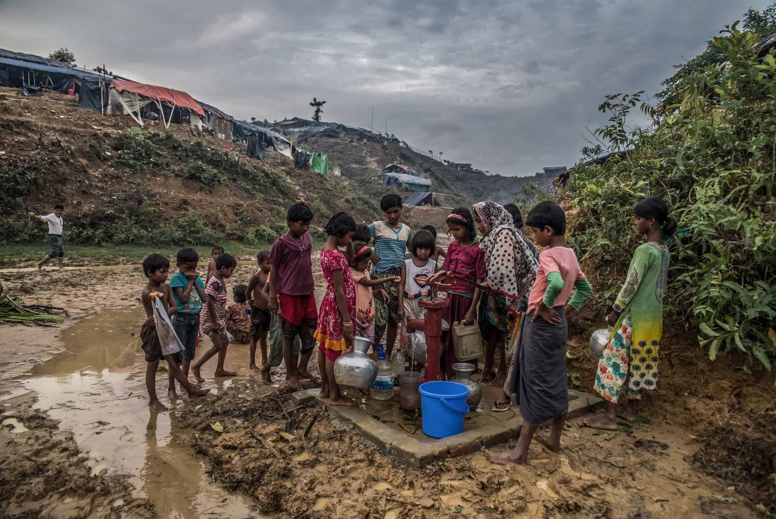 Photo: Aurélie Marrier d'Unienville - A group of Rohingya children wait their turn to collect drinking water for their families in Balukhali camp, Bangladesh.