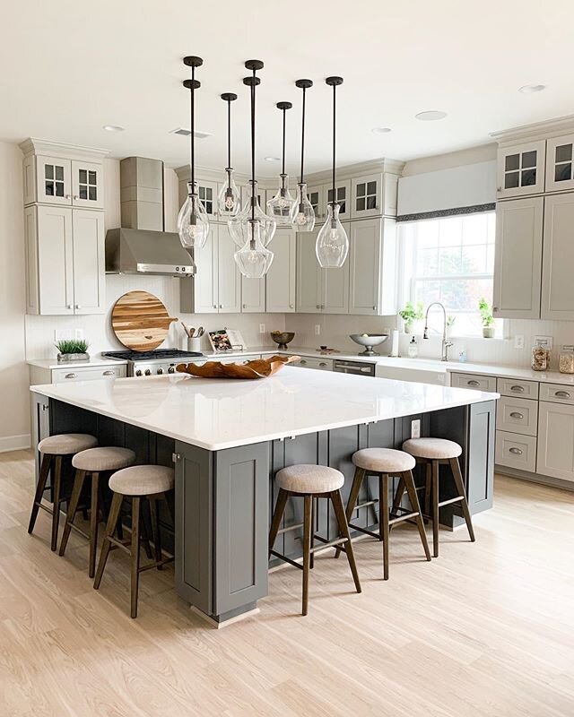 Christmas may be over but I&rsquo;ve already added a kitchen like this to my list for next year! If you are looking for a home in the new year you need to check out the @vanmetrehomes Meadowbrook Farm community in Leesburg! Design by Julie Coppa Desi