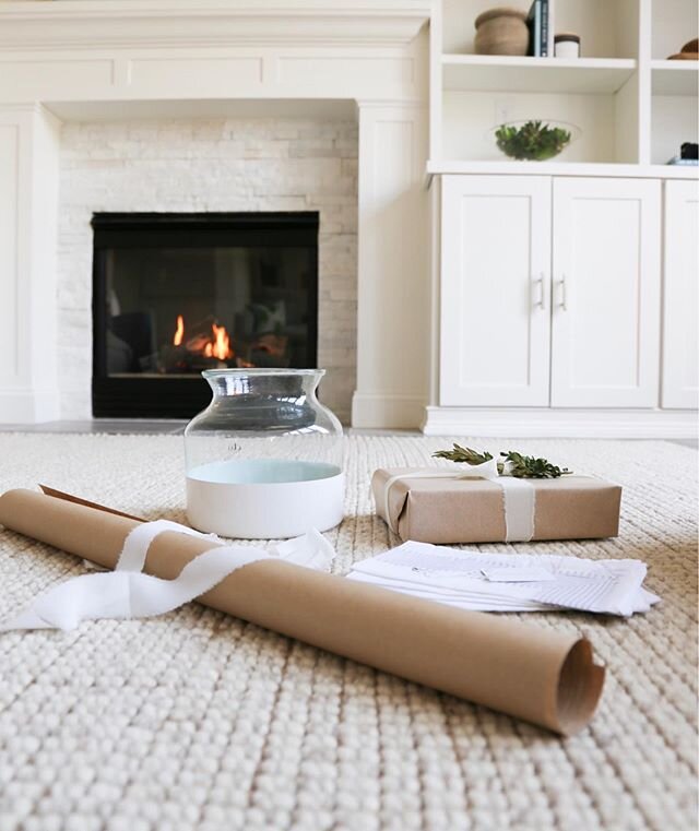 Still wrapping, but this time it&rsquo;s the @serenaandlily hostess gifts I plan on giving for New Years Eve! Who wouldn&rsquo;t want to ring in 2020 with #serenaandlily, don&rsquo;t forget to check out their winter tent sale going on now! #stagestyl