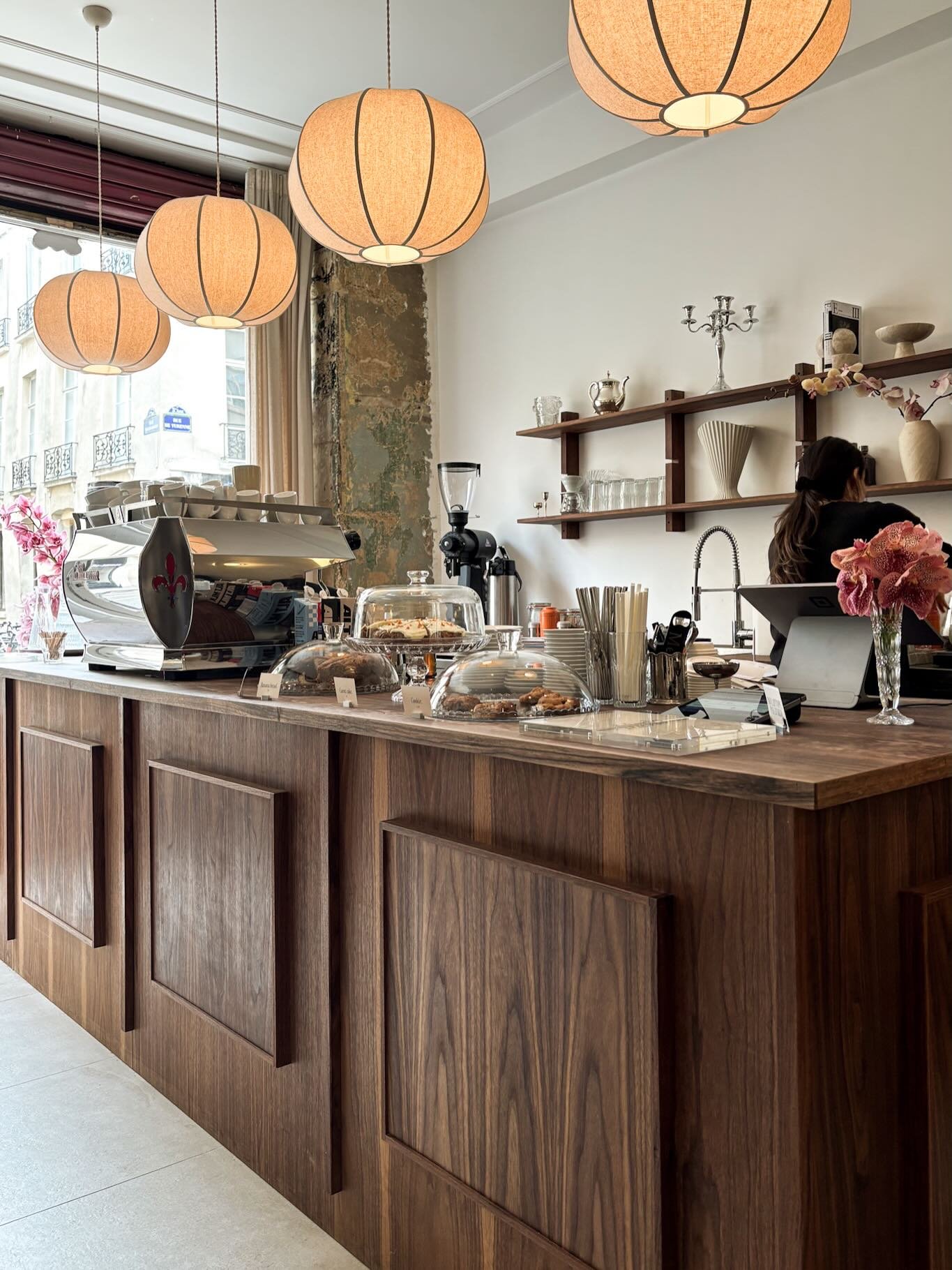 I stepped off the train and straight into Le Train Bleu &mdash; what the French call l&rsquo;institution (a place that&rsquo;s been around for ages) of the Parisian restaurant scene. It was only meant to be a short tea pause, but my heart was bouncin