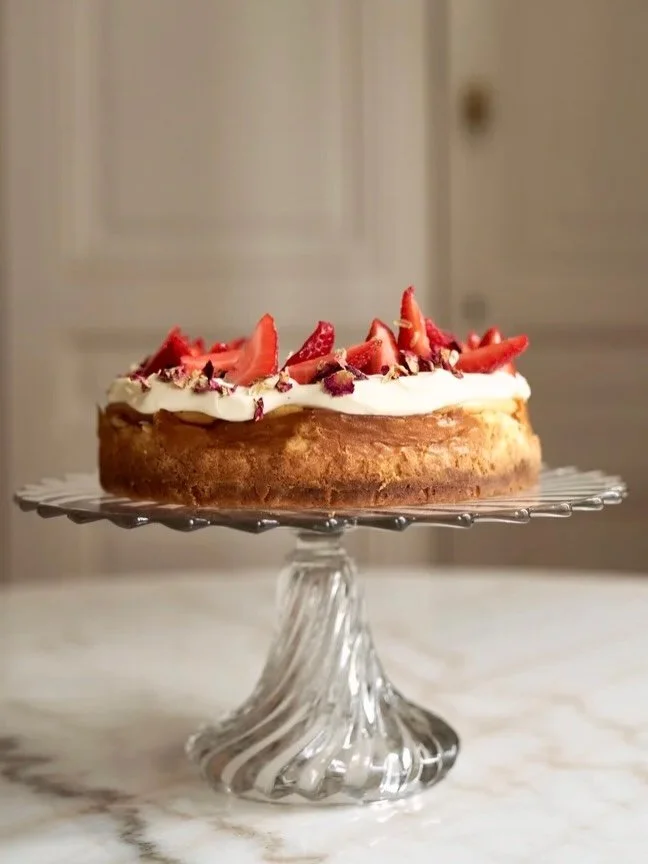 Something and plenty for your Sunday Easter breakfast, brunch, lunch and dinner.  
Vanilla cheesecake with the first strawberries Cinnamon buns Poached pears with cheese Shortbread Saffron chicken Scones Eggs Benedict Hummus with pine nuts Beetroots 