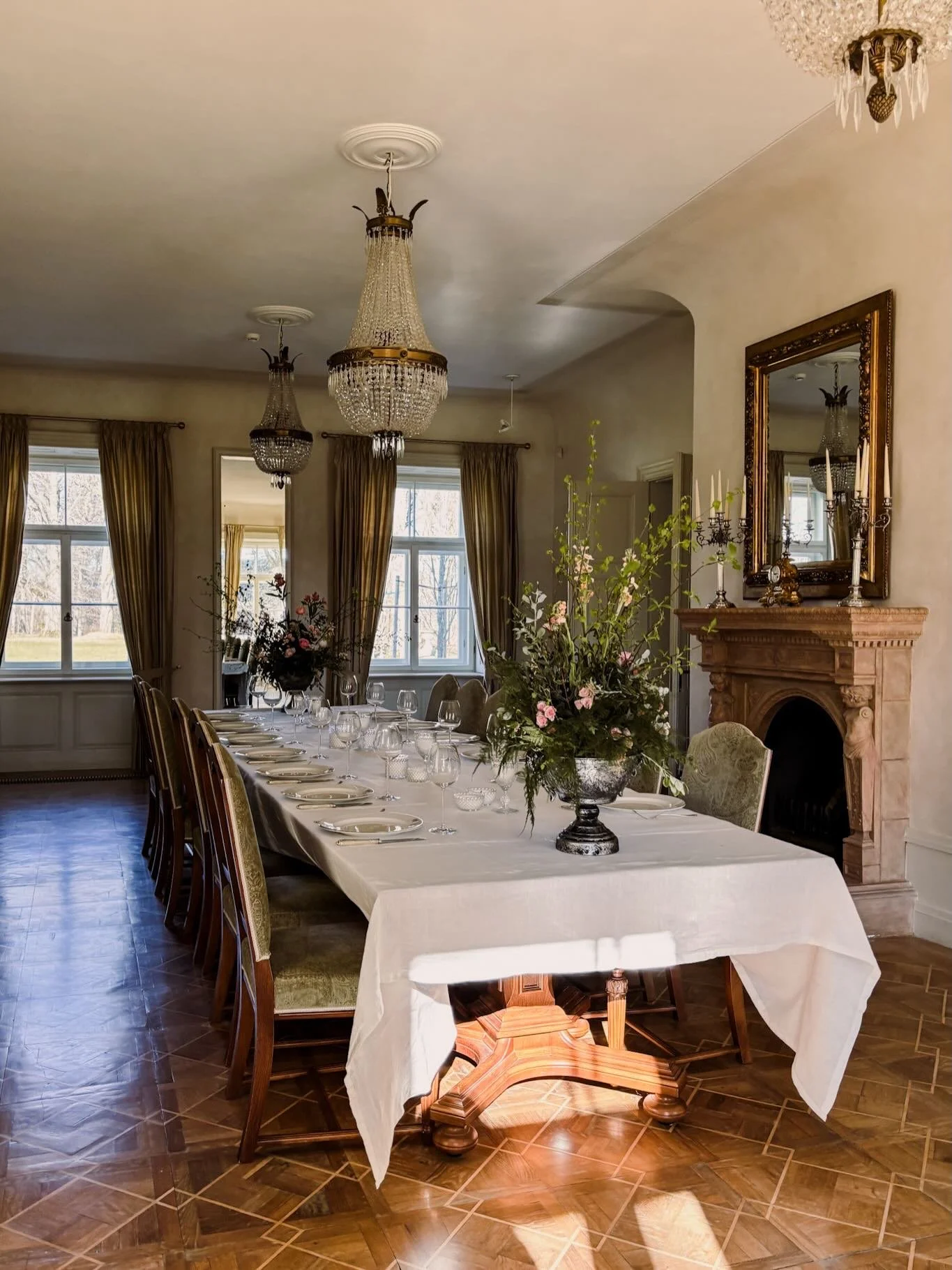 From breakfasts, lunches and dinners at the kitchen table to one in the dining room. From dancing around the table in sports clothes and in heels while sipping champagne to a concert in the piano room. From silence to talking so openly that it felt l