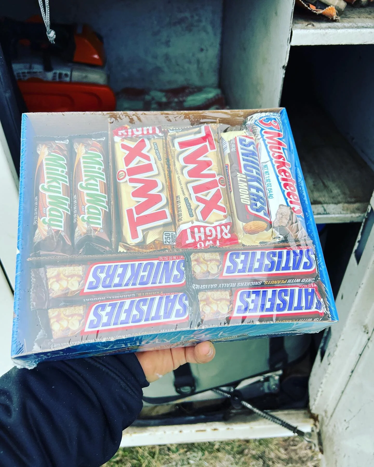You can always tell when blue collar works for blue collar! Thanks for the snacks! #cityofhurricanewv #parks #westvirginia #treelife #treebiz