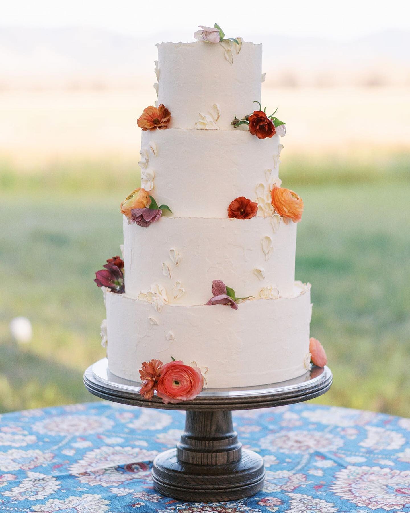 Simple elegance, highlighted with textured details, finely brushed gold, and delicate florals. 

Congratulations Taylor and Harrison. 🥂 Your smiles in the second image say it all! 

@tabes_  and @hwoodward7 

Photography by @elizabethlanierphotograp