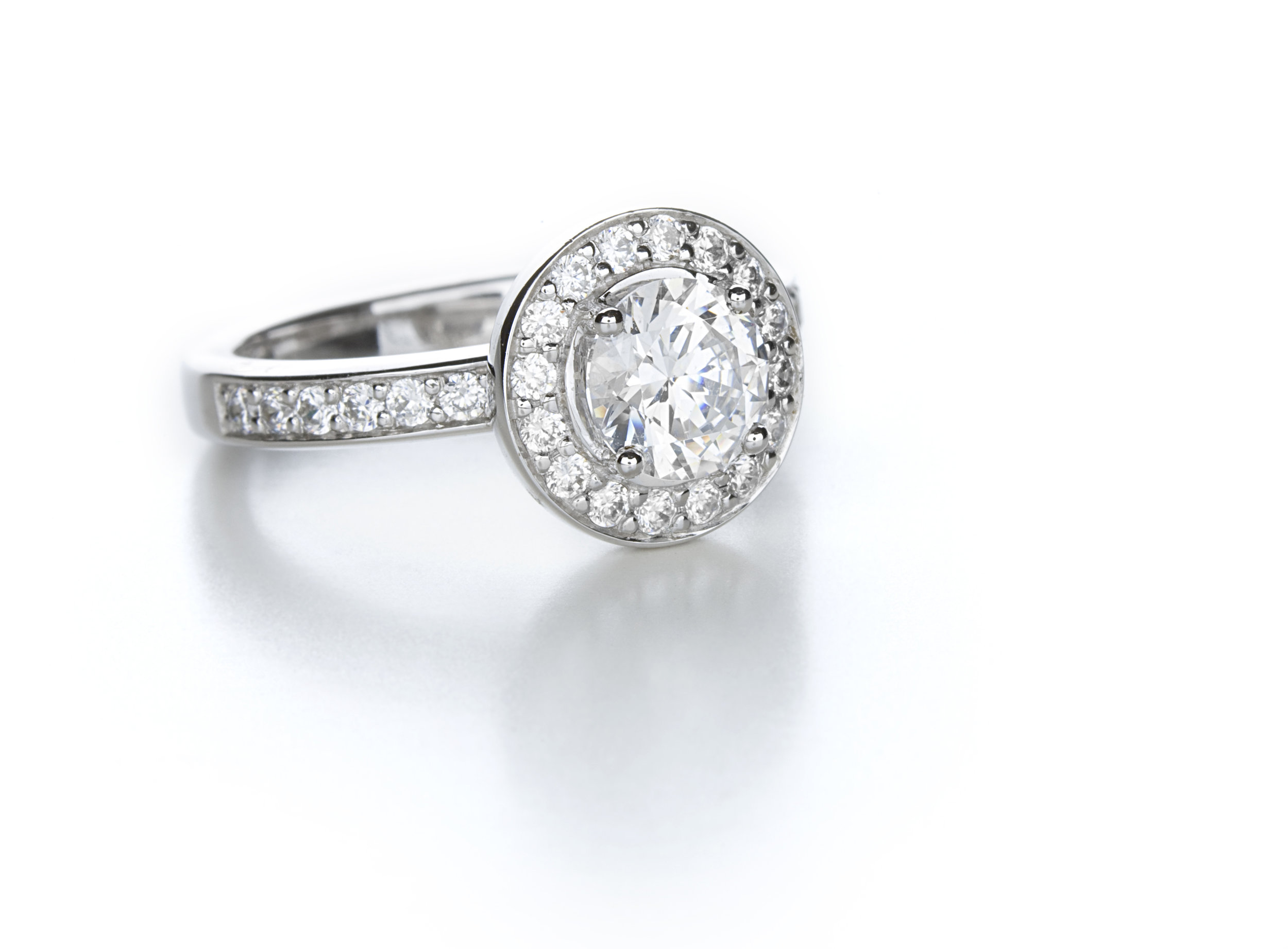 Round Diamond Halo Engagment Ring