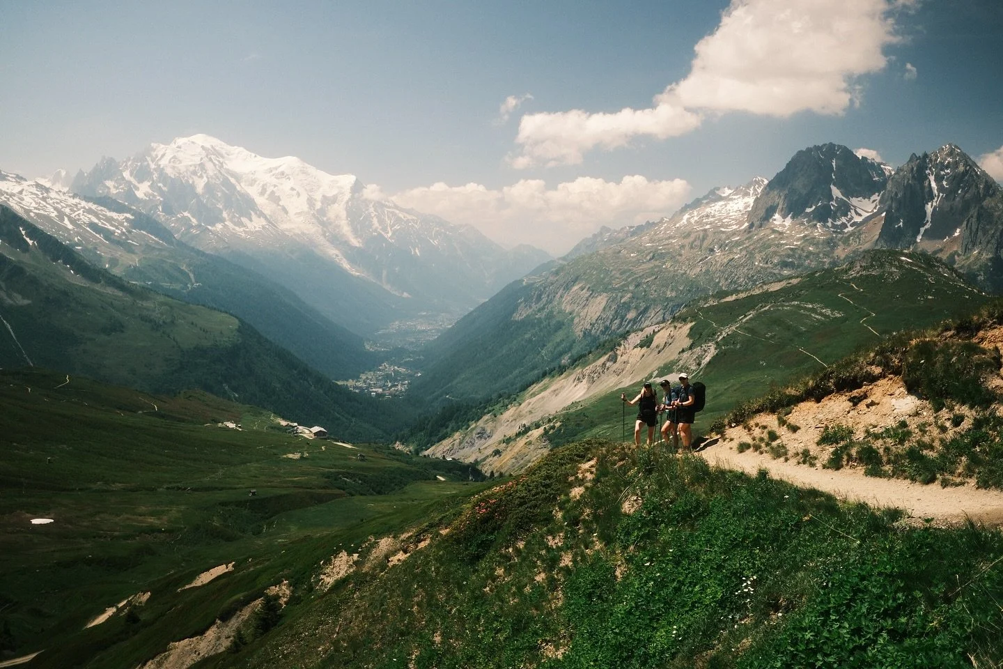 My favourite shot from the TMB last month. 🏔️ Just my hiking pals and Mont Blanc in the background whilst we crossed the border from Switzerland to France.
