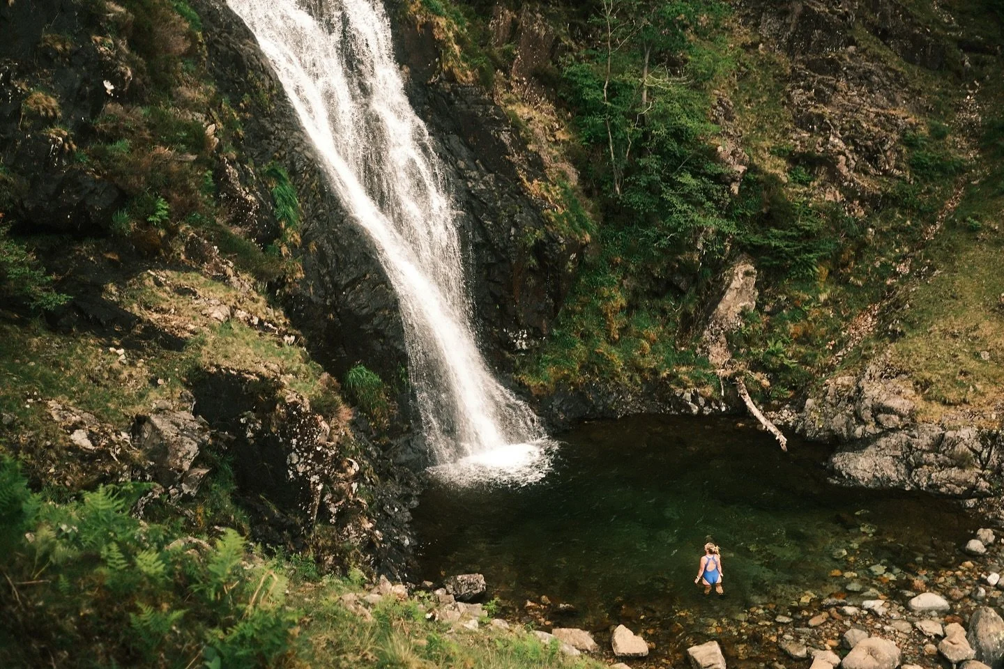 Nobody likes a travel day but when they start with a waterfall, they&rsquo;re not so bad. 

#tallpeaksandhightides #llangdales #hikethelakedistrict #lakedistrictnationalpark