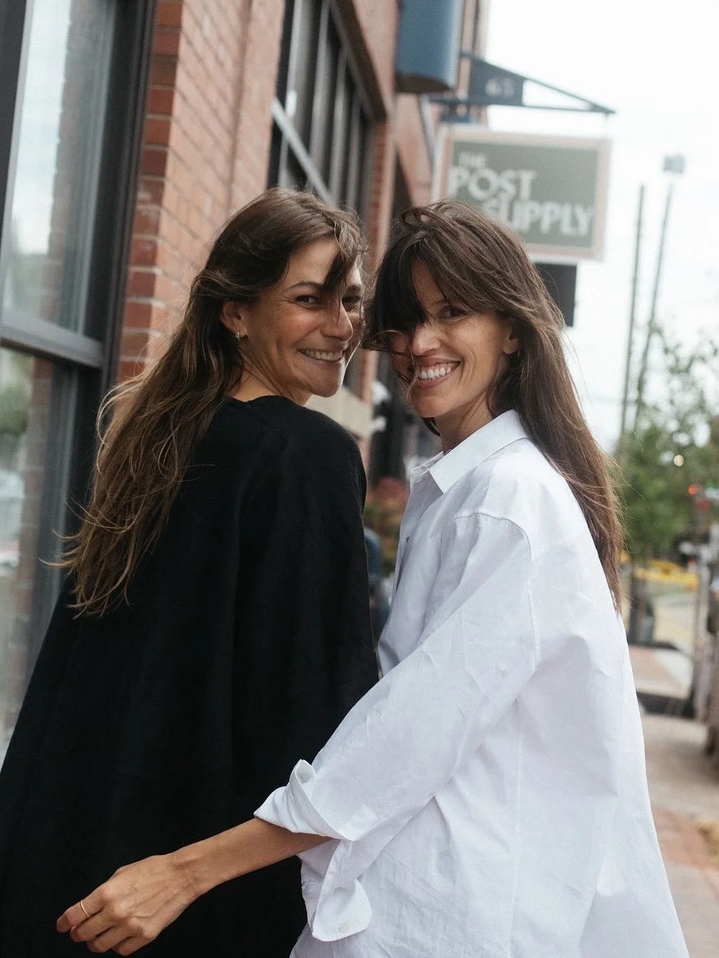 Just two besties having a lot of fun building this business together ✨👋

📸 @pictureaimee