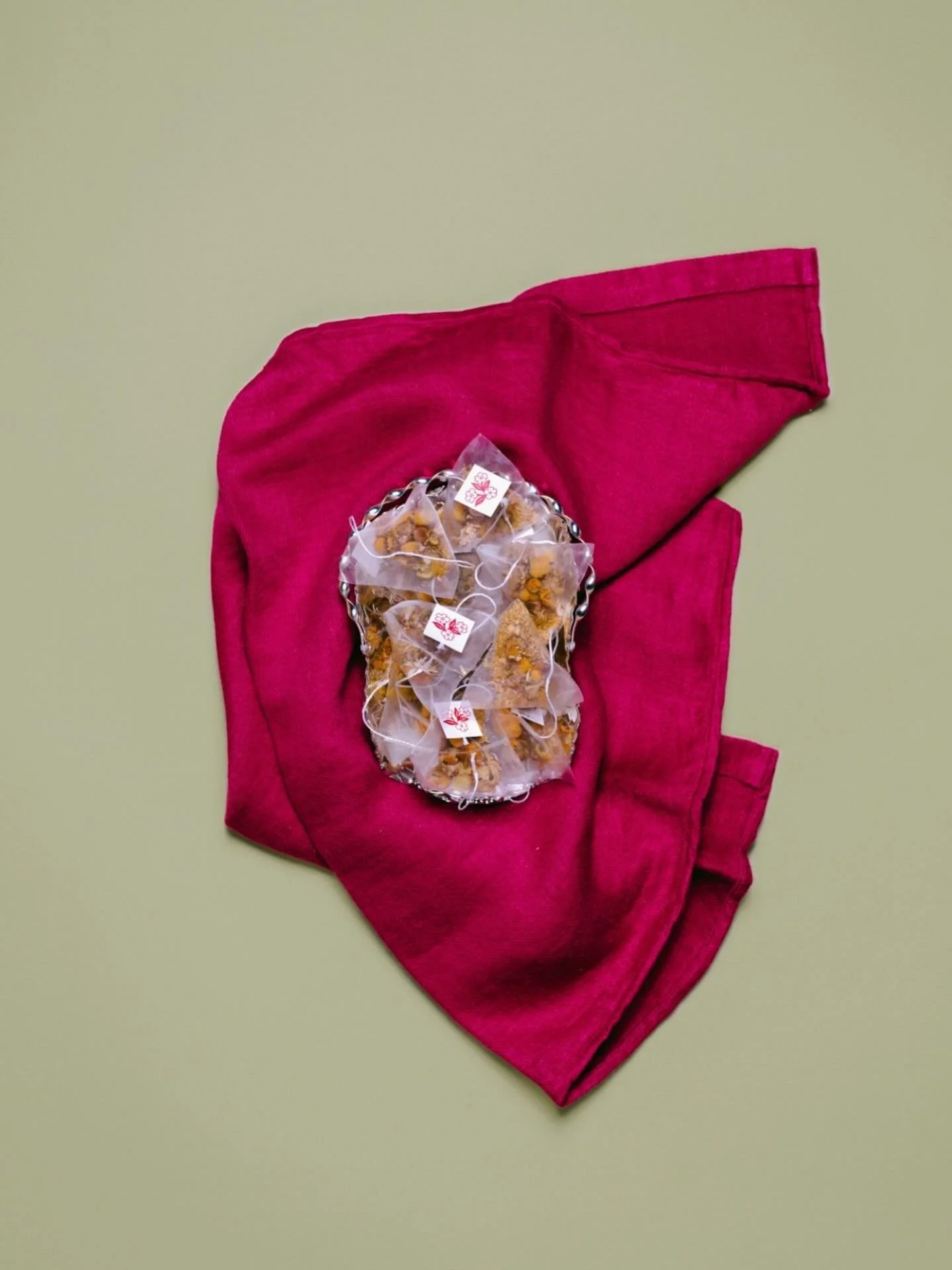 Raazi tea was started in 2024 as a small tea stand at the Fort Greene farmers market in Brooklyn, New York. Their aim is to make quality teas a staple in every kitchen in America.
⠀⠀⠀⠀⠀⠀⠀⠀⠀
Each box of Raazi Tea comes with 12 sachets made from a biod