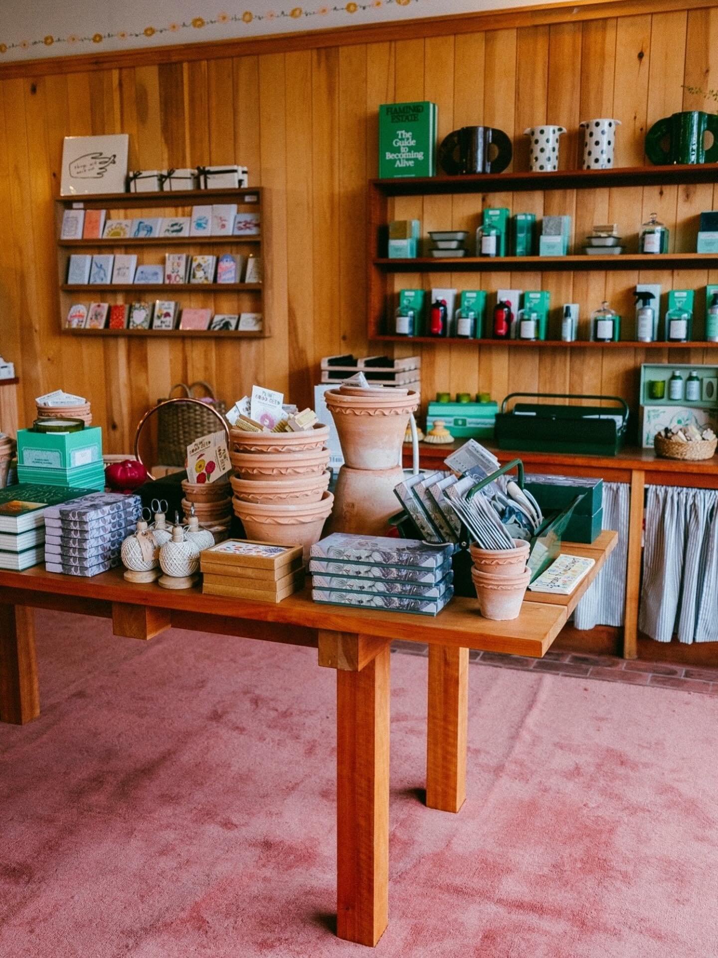 🌞WE ARE HIRING SALES ASSOCIATES 🌞 
We think you&rsquo;d be a great for this role if you have:
🌀 A positive, friendly attitude with excellent communication skills
🌀 A passion for our products and sharing your expertise with others
🌀 Strong empath