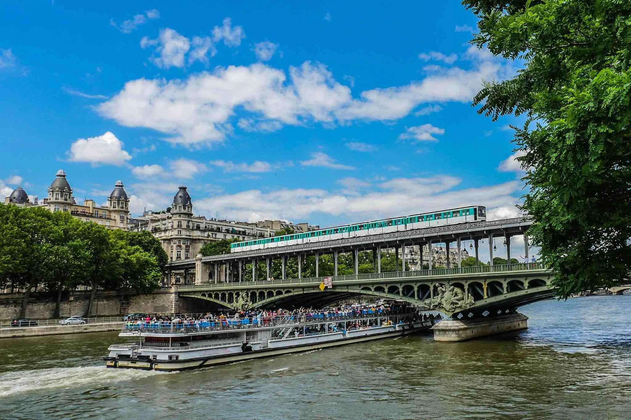 Paris Travel Guide for iPhone and iPad