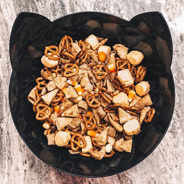 It&rsquo;s spoOoky szn! 👻 
Last night I made a special Halloween version of my holiday Chex mix, delicious as always! *chefs kiss*