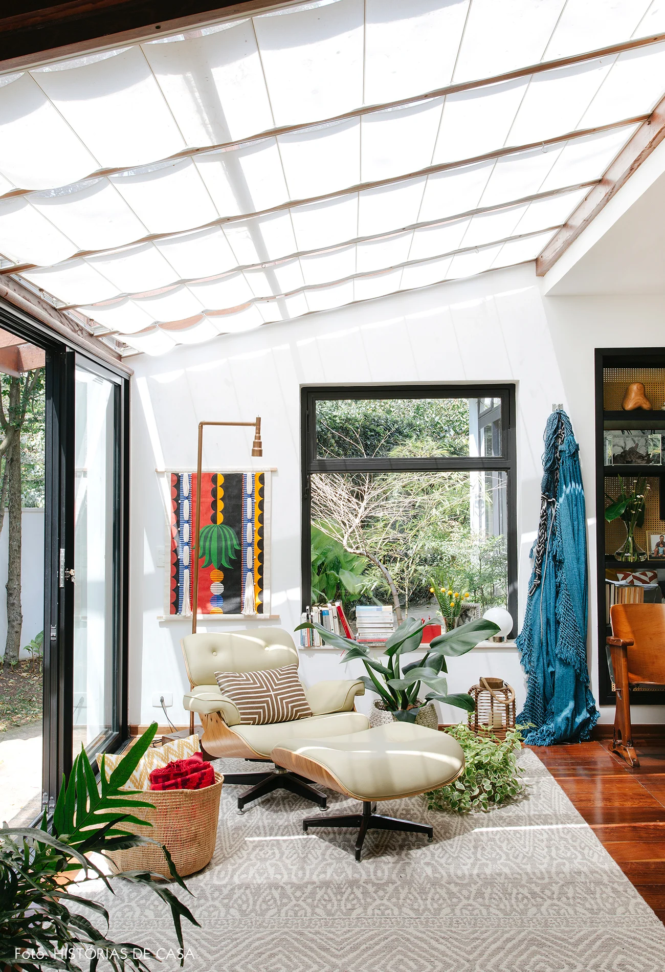 13-decoracao-casa-colorida-sala-com-cobertura-de-vidro.jpg