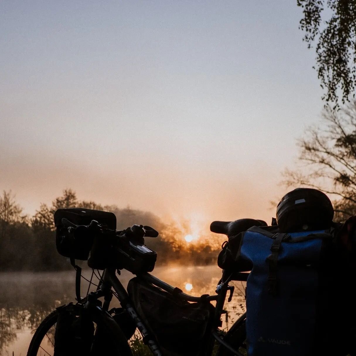 Eurovelo6, pasada Orleans. Aqu&iacute; encontr&eacute; los amaneceres m&aacute;s bonitos del viaje, y es que los canales de Francia tienen un ecosistema particular que alcanza su c&eacute;nit con los primeros rayos del sol, superando cualquier otro e