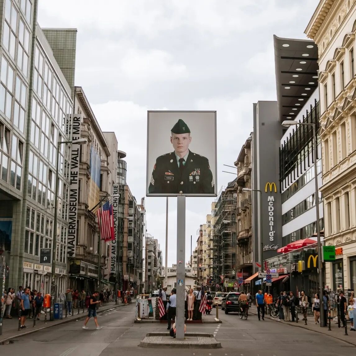 Checkpoint Charlie, el protagonista del que para m&iacute; fue uno de los momentos c&uacute;lmenes de la Guerra Fr&iacute;a. Fue el 27 de octubre (mi cumple) de 1961, y el apocalipsis se habr&iacute;a desatado con solo el sonido de un petardo. Los bu