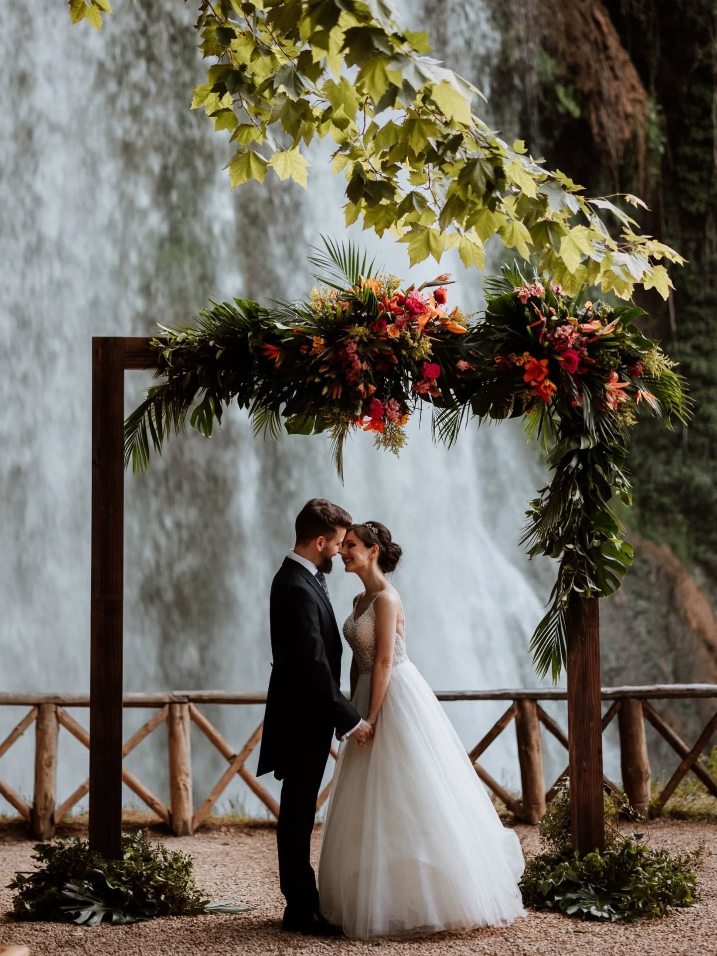 Hoy estamos de aniversario, un motivo m&aacute;s para volver a pasarme por la boda de Mar&iacute;a&amp;Jorge. Me enamoraron en su d&iacute;a y aqu&iacute; sigo, con cara de empanado cada vez que les veo. 
.
.
.
📖⁠@fernandocebrianmaestro
💐@saimasque