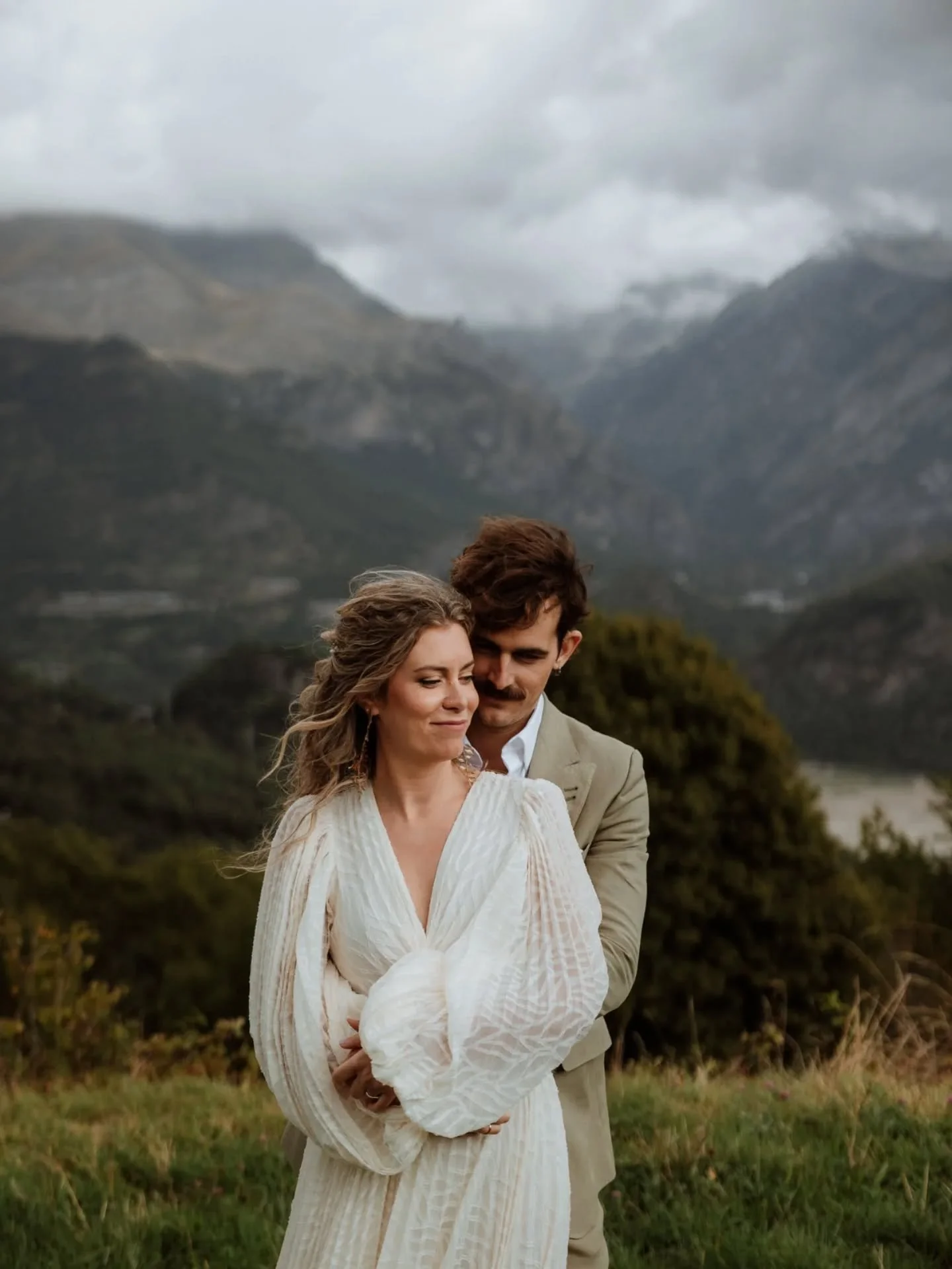 Lo de ayer junto a Raquel y Nico fue uno de esos d&iacute;as con los que llevo so&ntilde;ando desde que me dedico a esto. Ya me hicieron feliz en navidad cuando me dieron su confianza, y volvieron a hacerlo con una boda preciosa en el Pirineo. Gracia