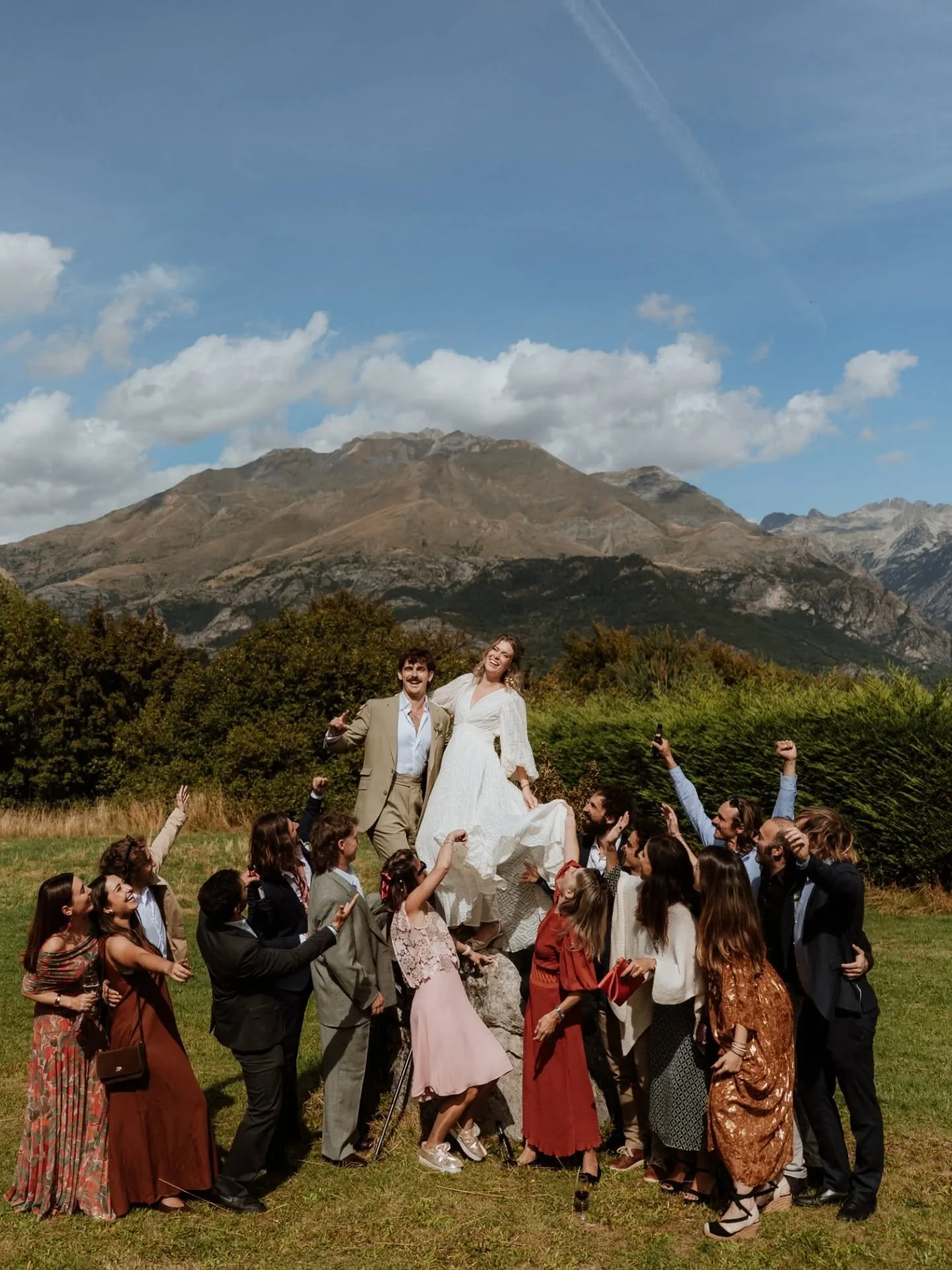 .
&iexcl;Los invitados! Esa fuerza de la naturaleza que habita en nuestras bodas, el elemento m&aacute;s imprevisible de un d&iacute;a que llevais todo el a&ntilde;o planeando, la fuente de las mejores an&eacute;cdotas y las mayores alegr&iacute;as. 