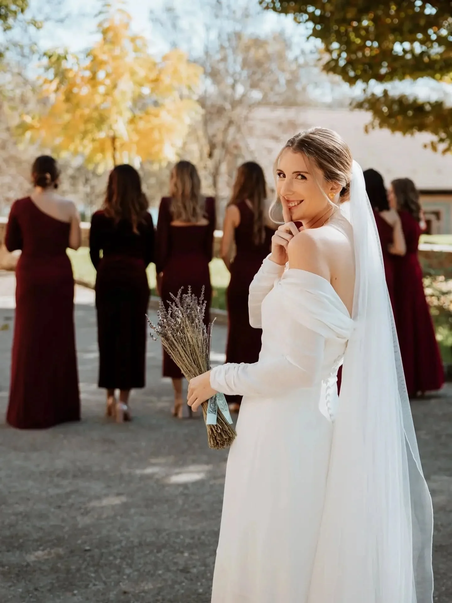 ¿Os imagináis tener un pueblo enterito para vuestra boda? Lo que parece una fantasía se hace realidad en Morillo de Tou, y allí cumplieron su sueño Andrea y Christian en la boda de otoño más linda que