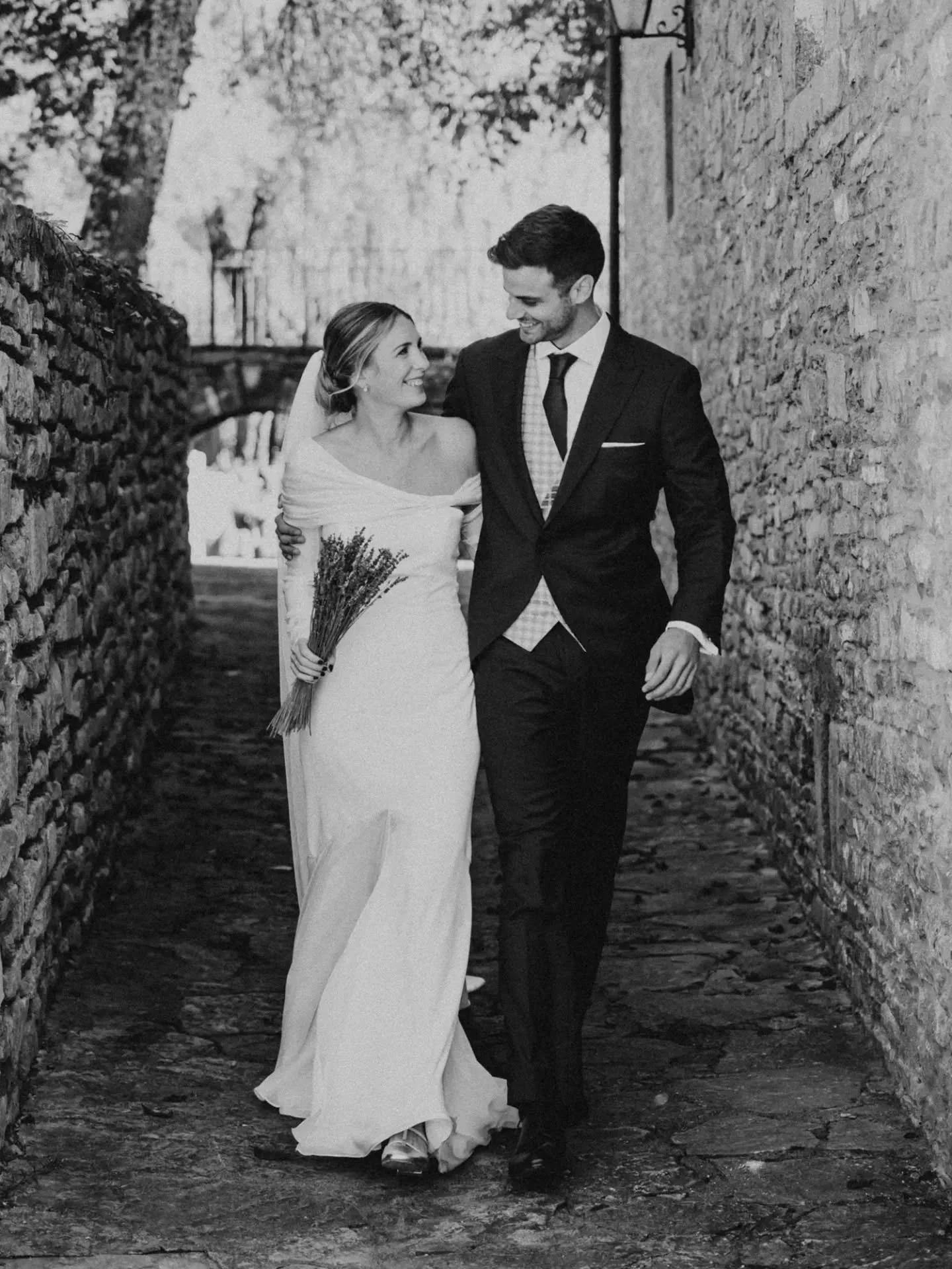 Estoy enamorado de esa primera foto de Andrea y Chris, donde se les ve tan radiantes. Estaban saliendo de su preciosa ceremonia al calor de un agradecido sol de otoño en la que se dijeron las palabras más bonitas rodeados de sus impresc