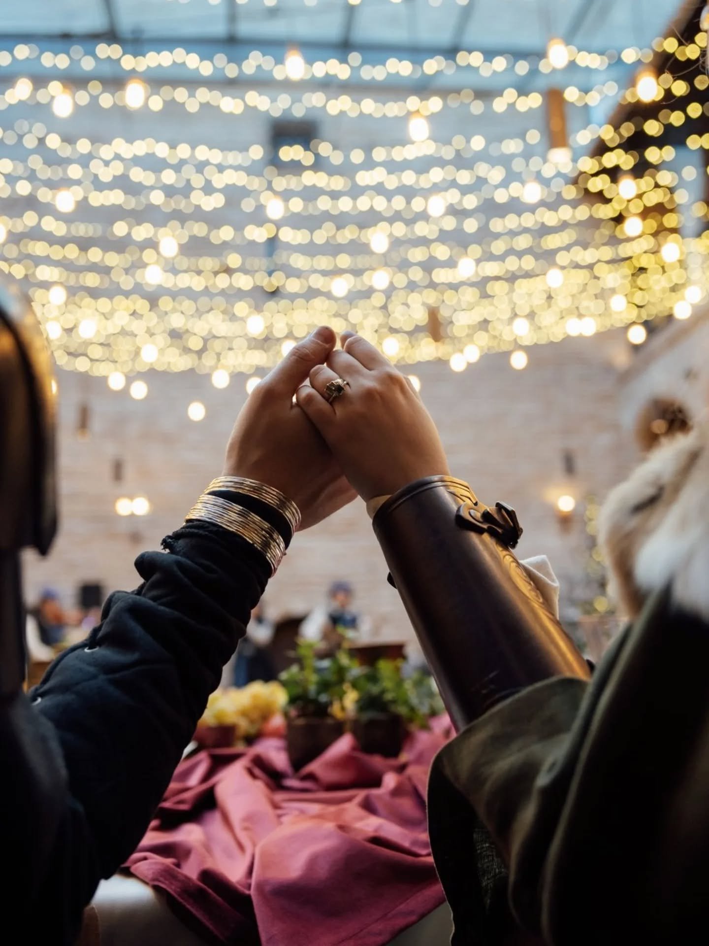 En el &uacute;ltimo sabbatum del pasado a&ntilde;o de nuestro Se&ntilde;or di&eacute;ronse el s&iacute; quiero perpetuo sus graciosas altezas Eve&amp;Juan, uni&eacute;ndose en sacro v&iacute;nculo ad &aelig;ternum amparados por las inexpugnables mura