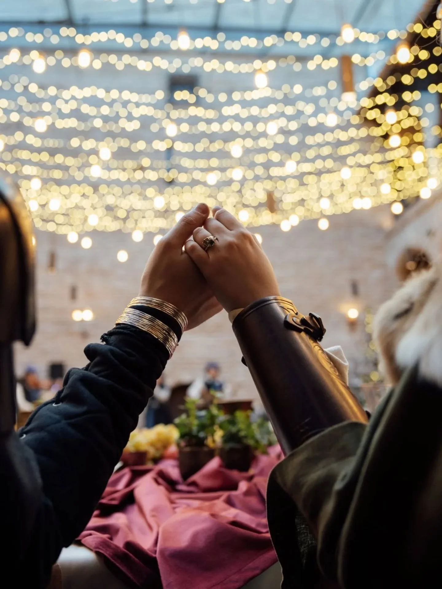 En el &uacute;ltimo sabbatum del pasado a&ntilde;o de nuestro Se&ntilde;or di&eacute;ronse el s&iacute; quiero perpetuo sus graciosas altezas Eve&amp;Juan, uni&eacute;ndose en sacro v&iacute;nculo ad &aelig;ternum amparados por las inexpugnables mura