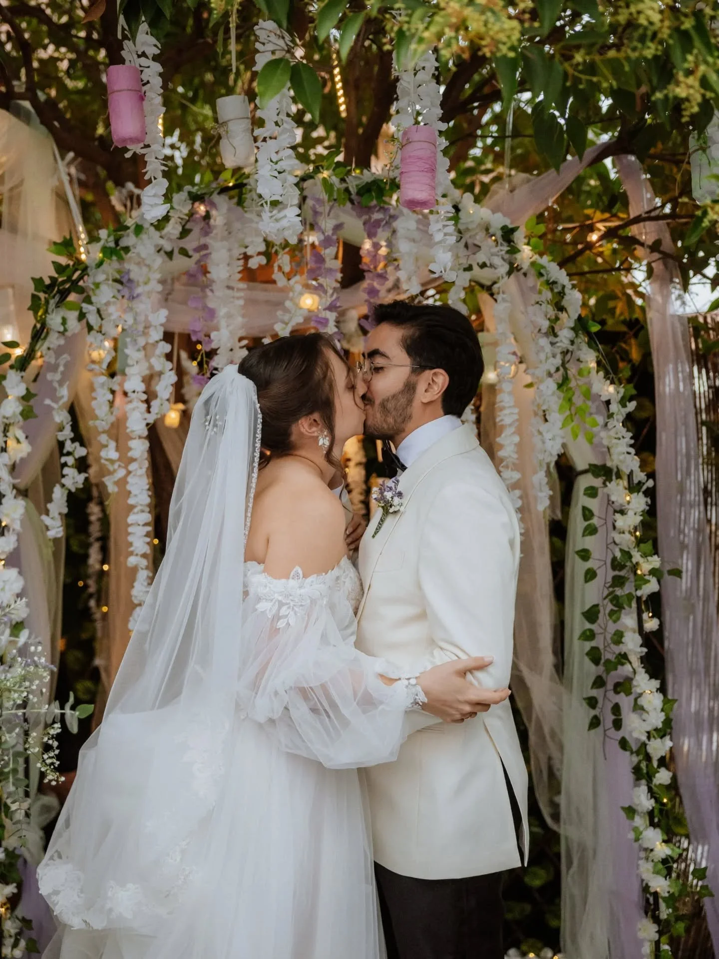 Fijaos qu&eacute; fantas&iacute;a de boda la de Ruby&amp;F&eacute;lix, casarse en su casa oficiado por tu propia madre, es que no se puede hacer m&aacute;s bonico 🖤🖤
.
.
.
.
#bodasintimas #bodasenmadrid #boda #caminoalaltar #noviosdeensue&ntilde;o 