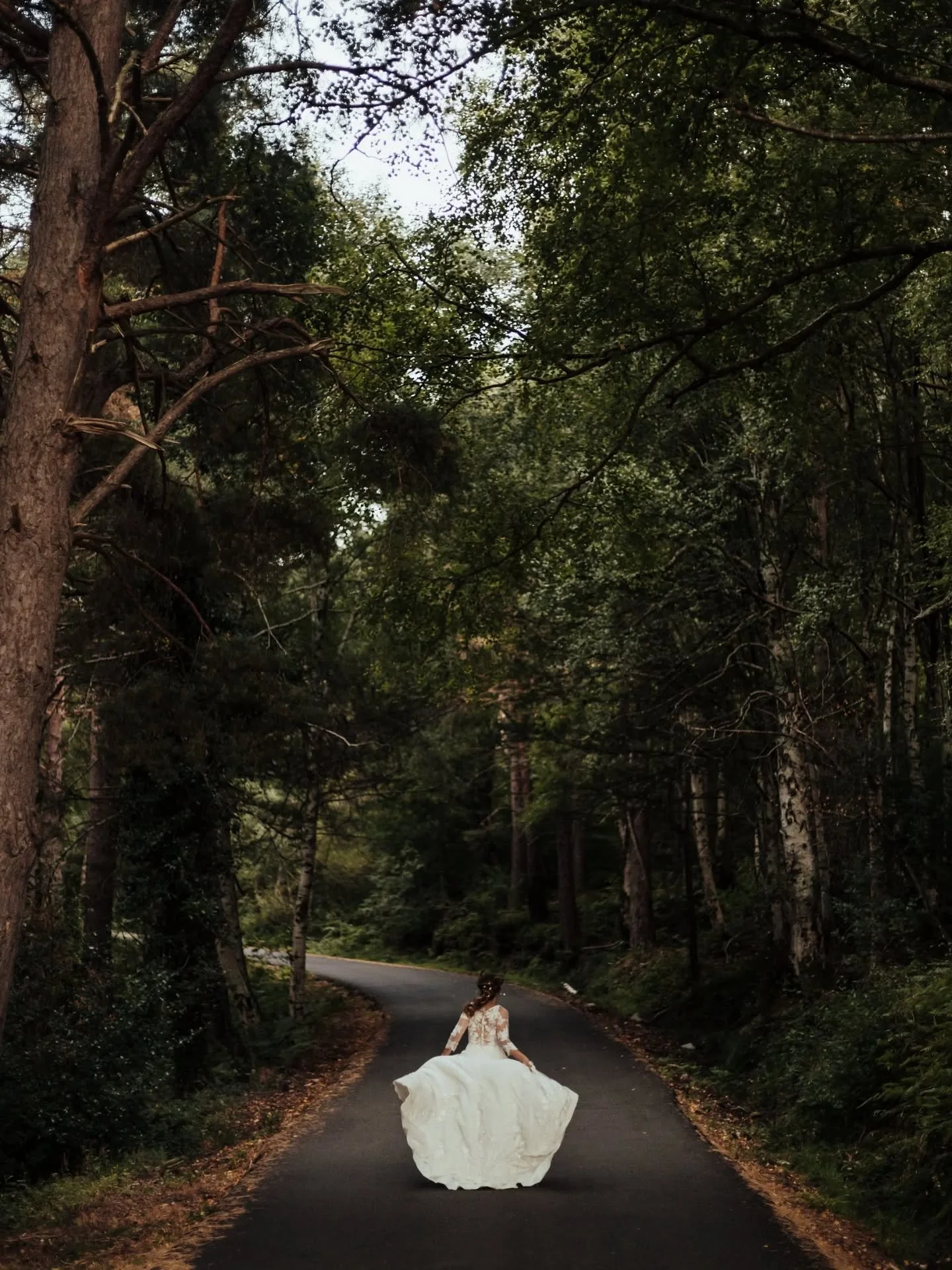 Pasan los a&ntilde;os y sigo disfrutando recordando las aventuricas que nos montamos a la vera del Moncayo. &iexcl;Feliz aniversario!
.
.
🖤
.
.
#moncayo #conamor #fotografodebodas #bodaszaragoza #josereyeswedding