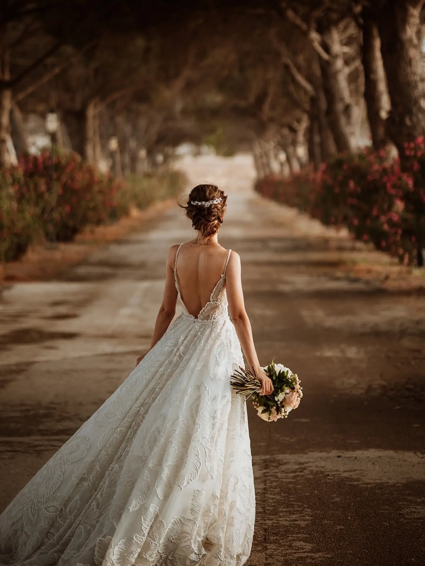 Llega julio y me vuelve la buena onda de Y&amp;D, &iexcl;feliz aniversario!
.
.
.
🖤 Espectacular @nekrasovayulia
💄 Maquillaje obra de @makeupbymunia
💇&zwj;♀️ Peinada por @oliverygorettinovias
👰 Yulia vestida de @pronovias
💐 Precioso el ramo de @