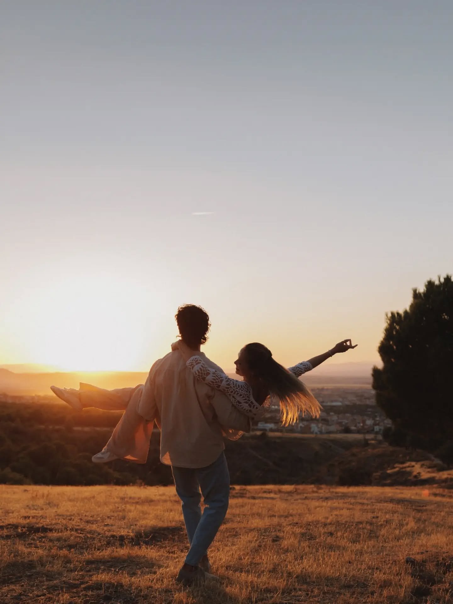 Esta familia bonica se casa ahora en oto&ntilde;o, y eligieron una tarde de septiembre para volver al lugar donde se conocieron. Es su rinc&oacute;n especial, con un atardecer envidiable. All&iacute; se prometieron en un momento digno de pel&iacute;c