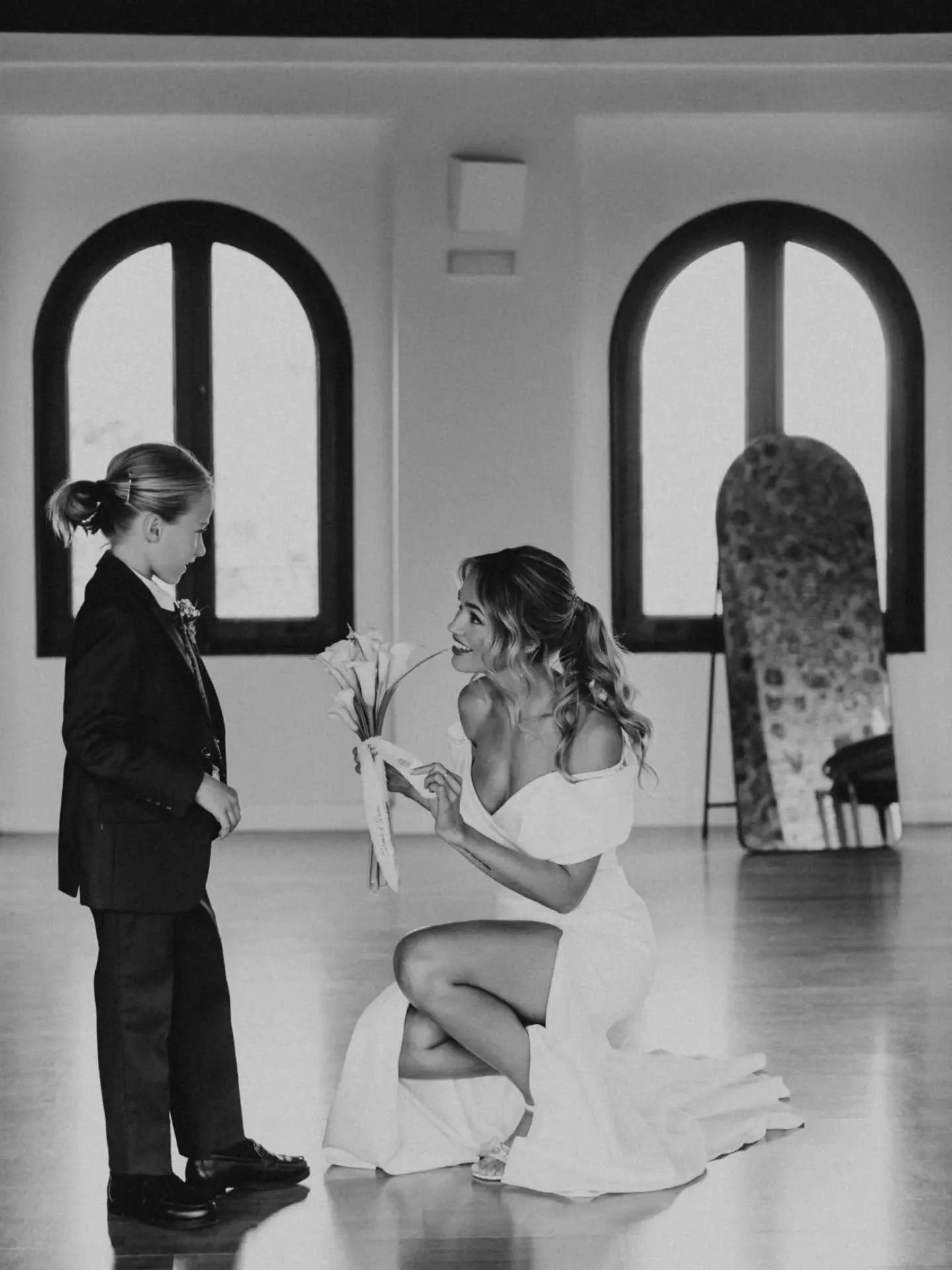 La de historias bonitas que contar en una boda sin ni siquiera haber llegado a la ceremonia, con todo el d&iacute;a por delante.

 🖤

Ella @carmen.morales92
&Eacute;l @danipedrosa.prof
Makeup @aura.byanamura
Hair @eligavilan_anaperezbeautyhair 
Venu