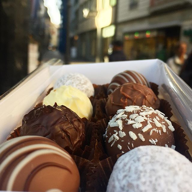 Craving these gourmet chocolate balls from Switzerland 🇨🇭