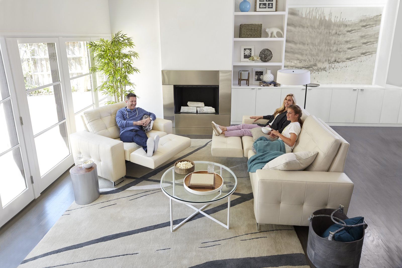 Winner of the 2016 Pinnacle Award in motion upholstery from the American Society of Furniture Designers, the Hudson Style In Motion® features a contemporary silhouette and provides full-body support in one fluid motion.