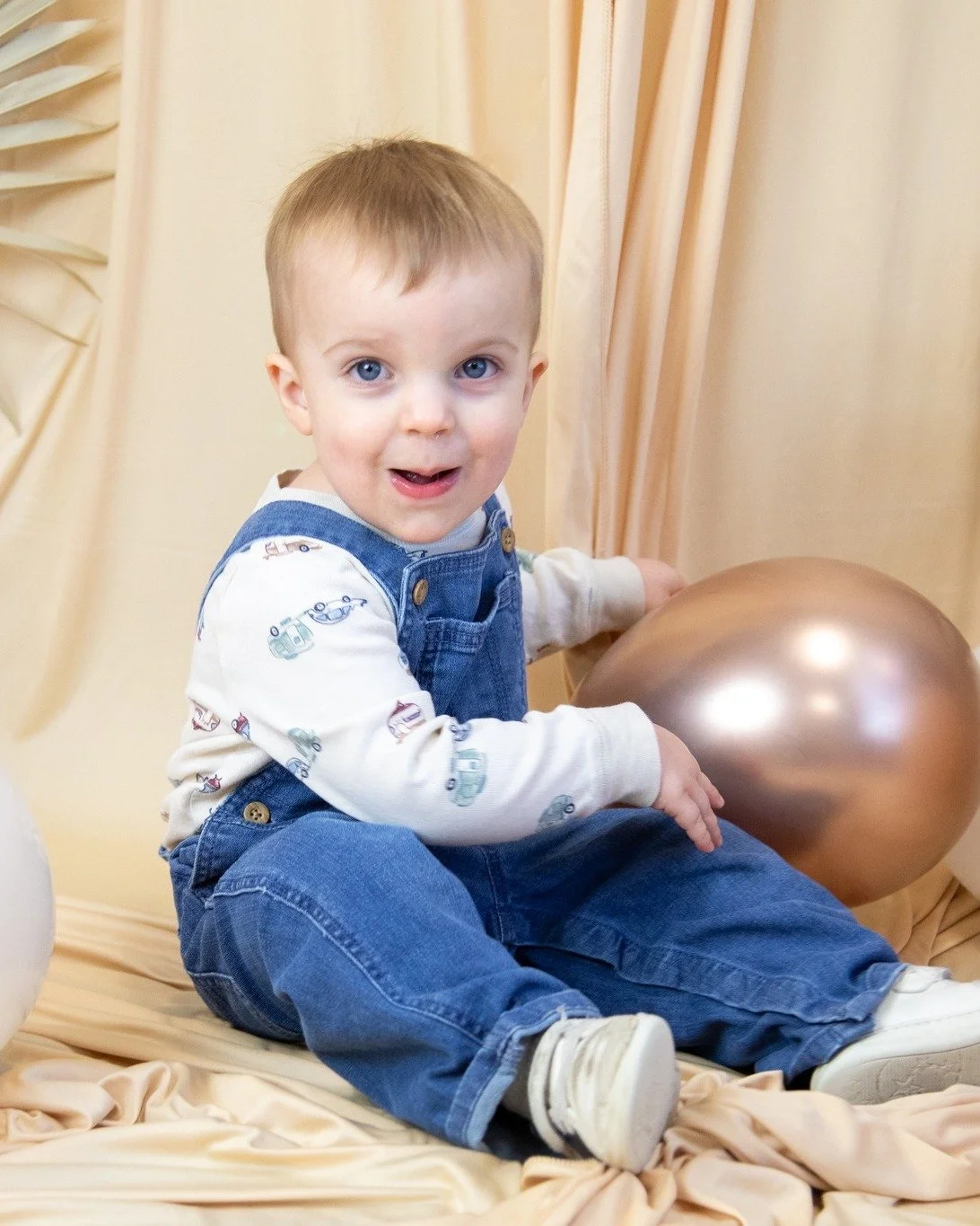 "Am I supposed to be smiling?" 😂 Balloons are a great way to get the kiddos smiling and having fun but can definitely be distracting as well! 

I did a Mother's Day mini photoshoot at my son's daycare last Friday and of course had to make 