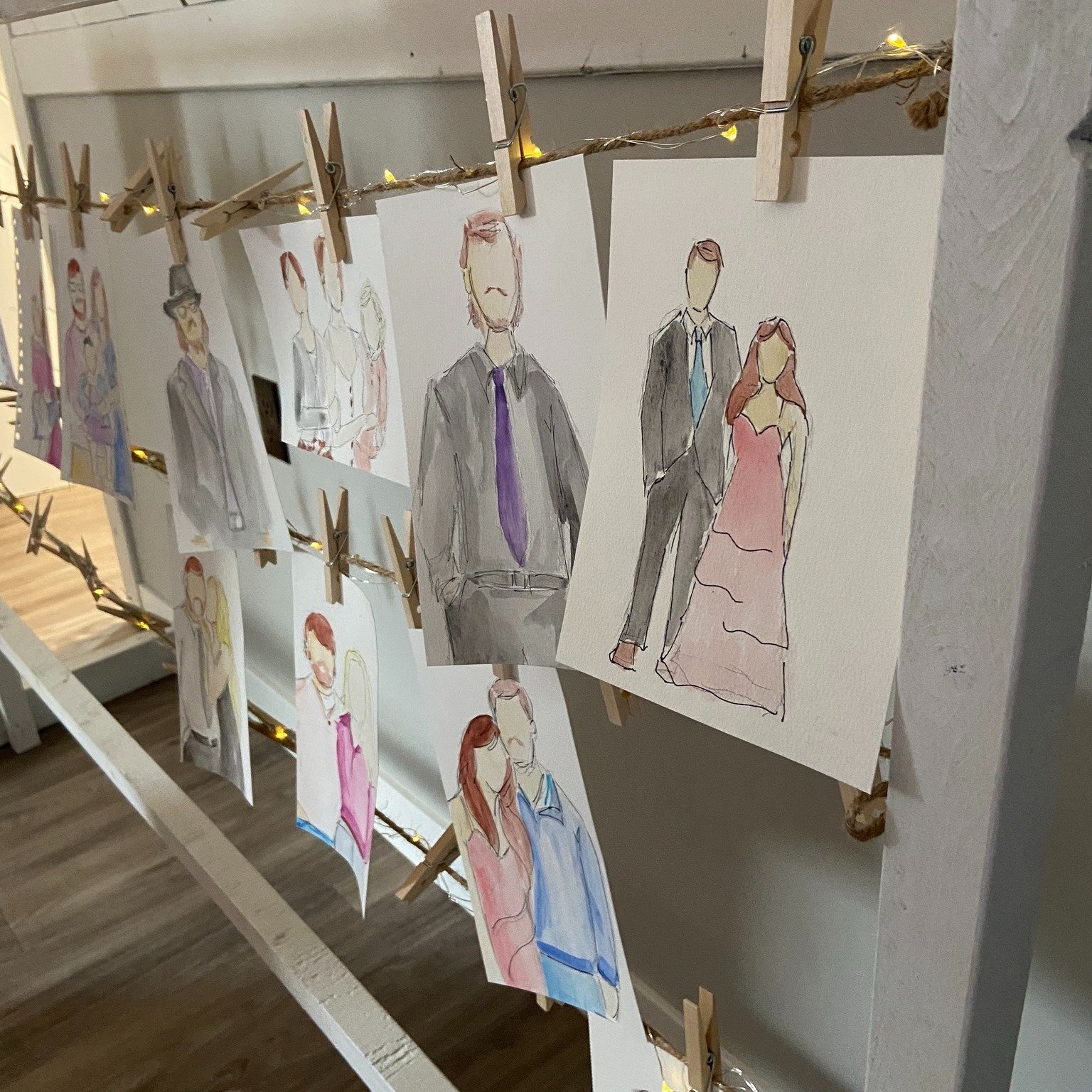 A few weekends ago I had the honor of being hired to create live watercolor paintings for guests and it was such a fun experience! 🎨 ✨  I've been seeing this trend happening more for weddings and I was eager to participate. 

The paintings were done