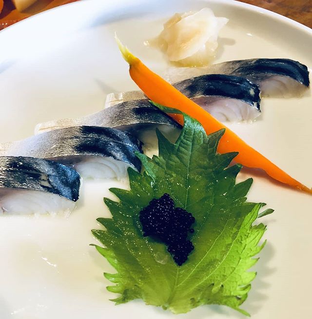 🐟 Shiso marinated #saba with sea salt 😍 Garnished with #tobiko and japanese mint 👌🔥 #simplydelicious #izakaya #sashimi #shinmaioakland #uptownoakland