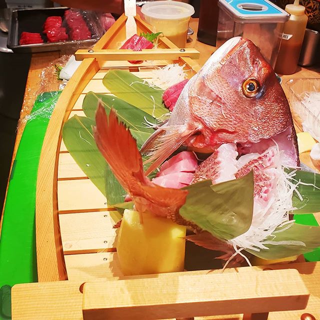 Well Haiii 👀🐟 Chef Andy creating another #masterpiece for party-goers 😍🔥 Sure had a blast hosting @dictionarycom last night!🍾🍱🎄🎉 Dont miss out on the shinmai experience, reserve your table today!Link in Bio 👆👆#happyholidays #kampai #shinmai