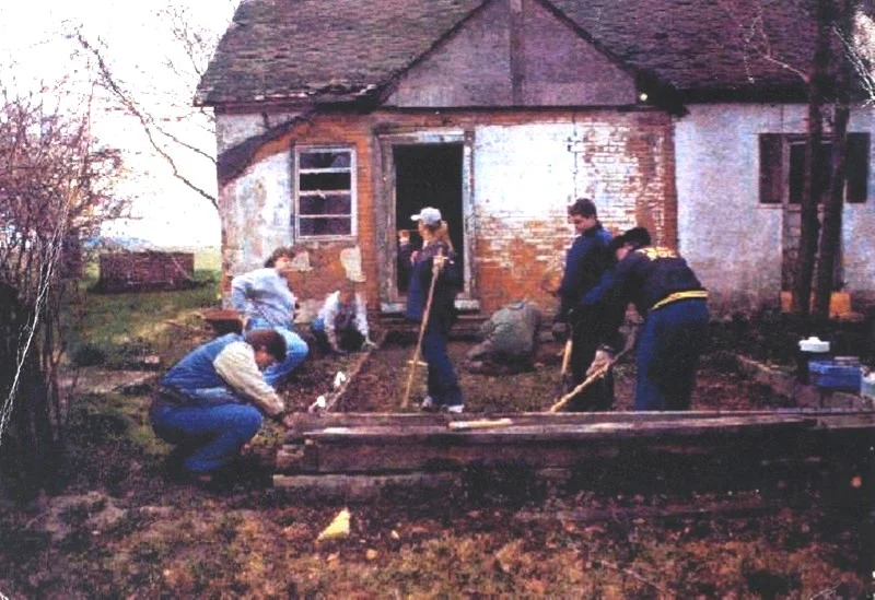 11  Archaeology - HA students ca 2001.jpg