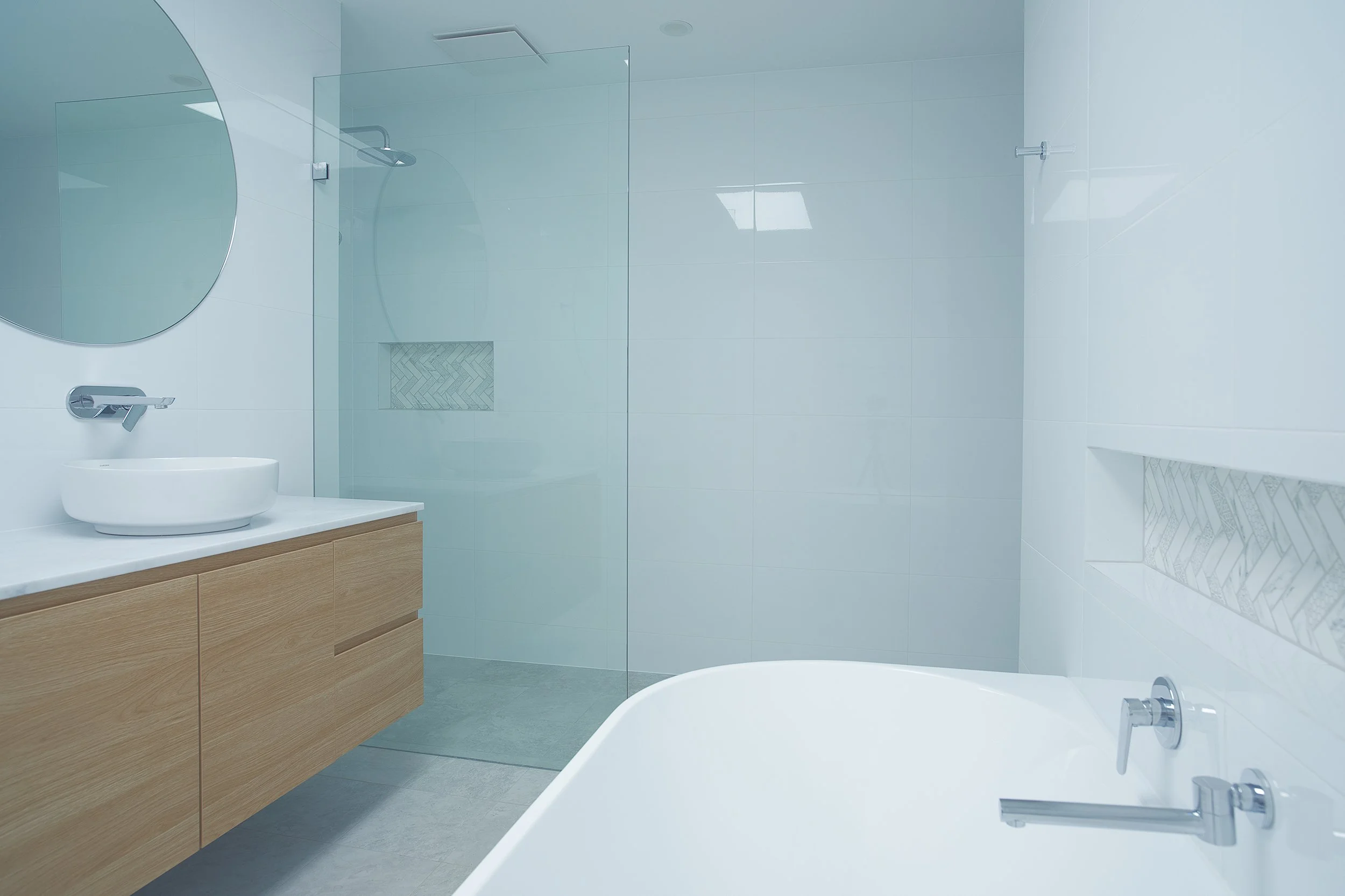RESERVE DRIVE - UPSTAIRS BATHROOM.jpg