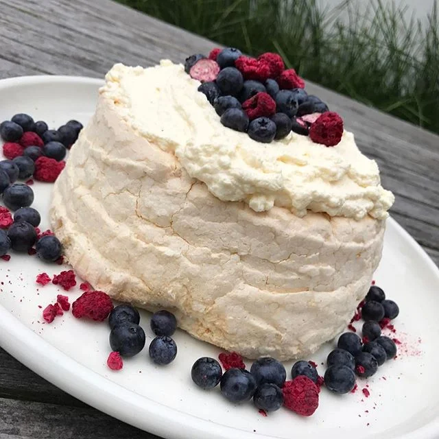 Having some of my favs over for dinner tonight! Love how light and fluffy Pavlova is 😍 @beccakfoster @beksetherington @willlockie @trentforsyth