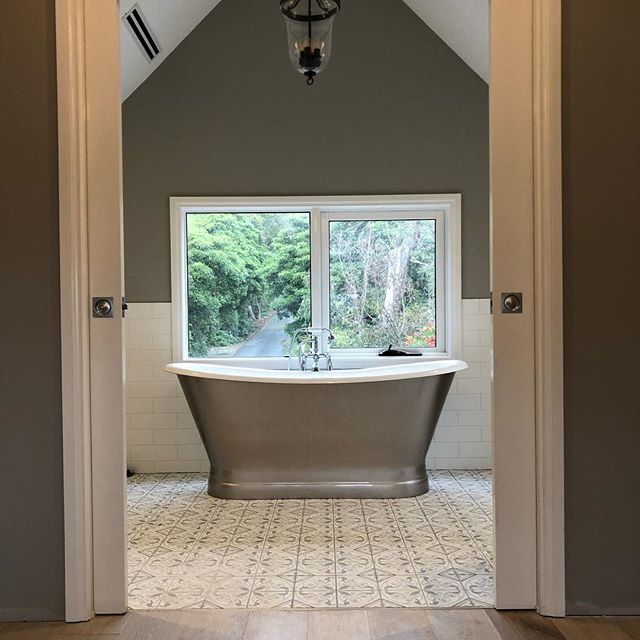 A taste of the bathroom from one of our Mt Eliza jobs. At 200kgs, it was certainly the heaviest bath I&rsquo;ve installed!
#parkerbuildingmelbourne .
.
.
#builder #building #carpentry #renovation #extension #bath #bathroom #ensuite #tiling #freestand
