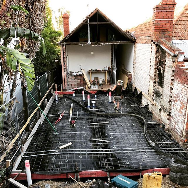 Steel and mesh in, ready for the pour this morning at our St Kilda job. #parkerbuildingmelbourne .
.
#stkildabuild #extension #renovations #building #melbourne #design #builder #carpentry #concrete #slab #redbrick #home #house #oldtonew #contemporary