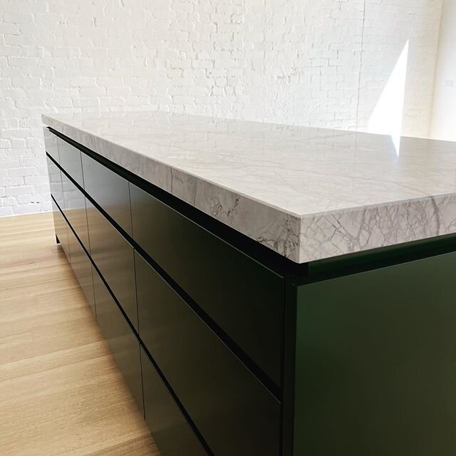 Loving the combination of 2pac green and  super white dolomite natural stone on the island bench at St Kilda.
#parkerbuildingmelbourne .
.
#stone #island #benchtop #cabinetry #joinery #builder #building #bayside #inspo #architecture #design #building