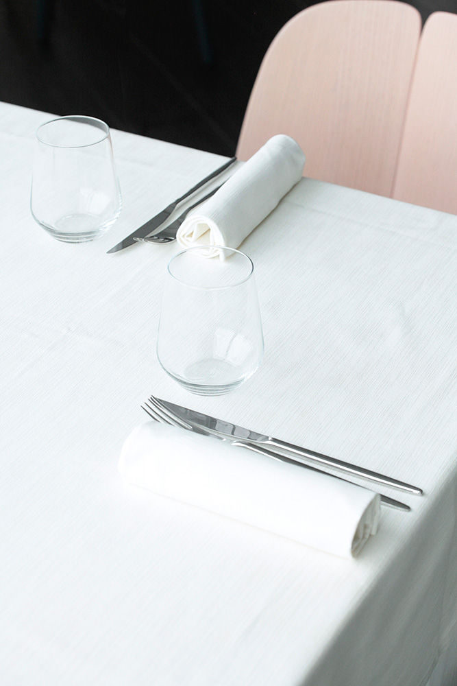 Momi Restaurant. Sedie Osso by Ronan & Erwan Bouroullec, Mattiazzi