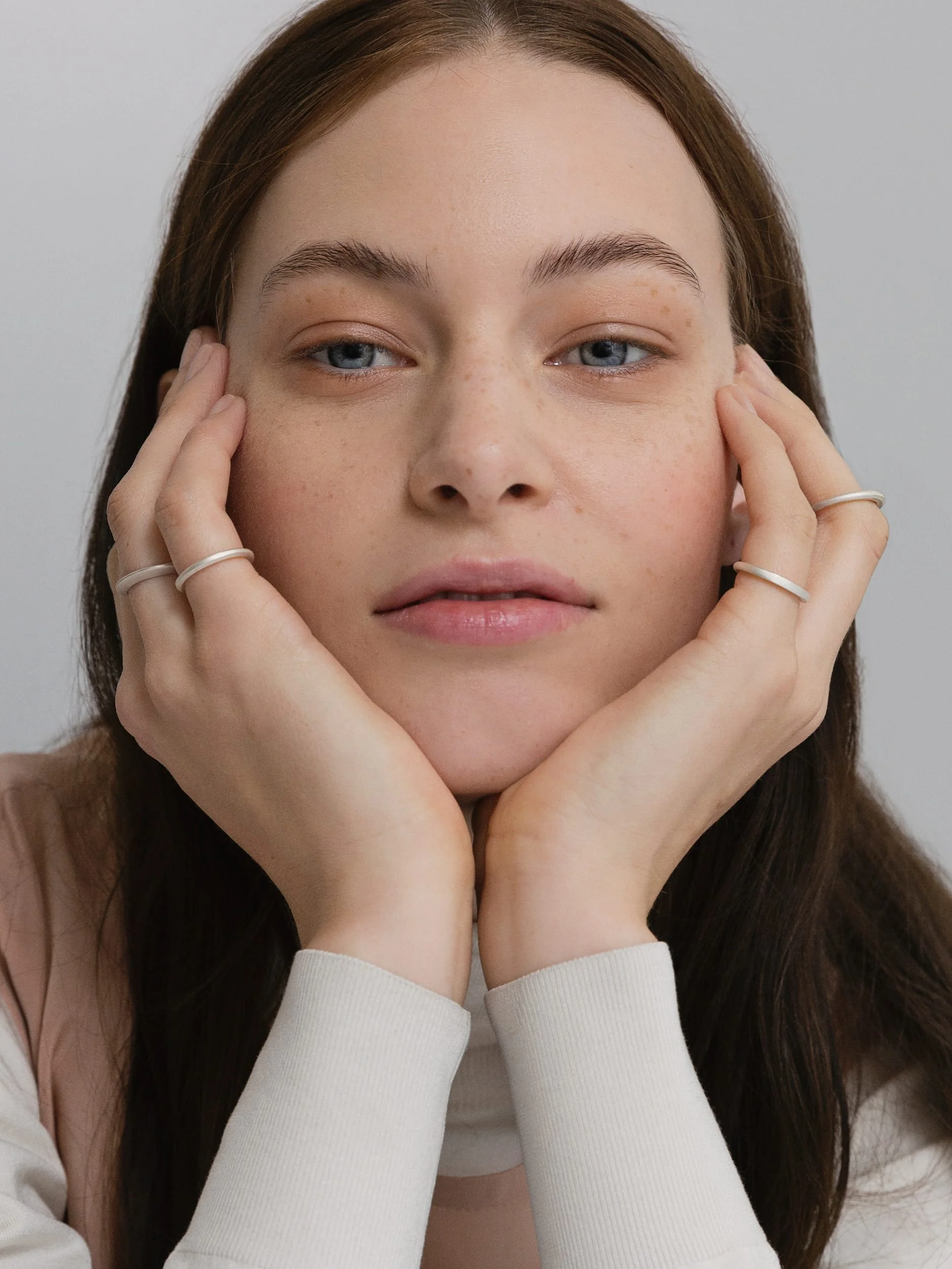 Gradients Ringe getragen am Model - nachhaltig gefertigte Ringe